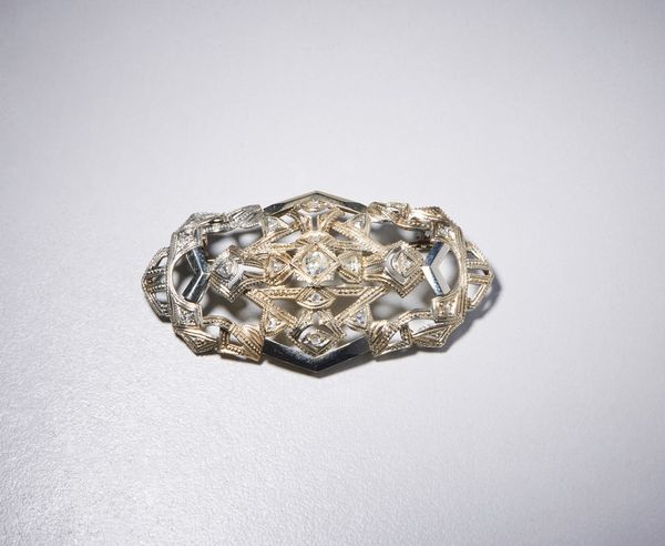 . : Spilla ciondolo in oro bianco 750/1000  e diamanti bianchi del peso tot. di carati circa 0,35.  - Asta Asta 366 | GIOIELLI - OROLOGI - Giunonicae Online - Associazione Nazionale - Case d'Asta italiane