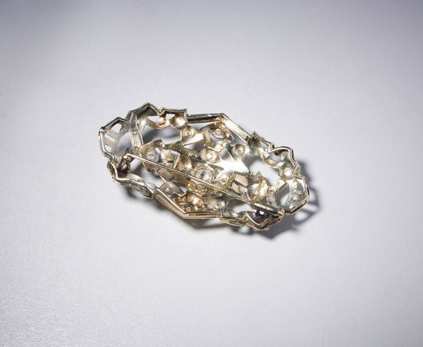 . : Spilla ciondolo in oro bianco 750/1000  e diamanti bianchi del peso tot. di carati circa 0,35.  - Asta Asta 366 | GIOIELLI - OROLOGI - Giunonicae Online - Associazione Nazionale - Case d'Asta italiane