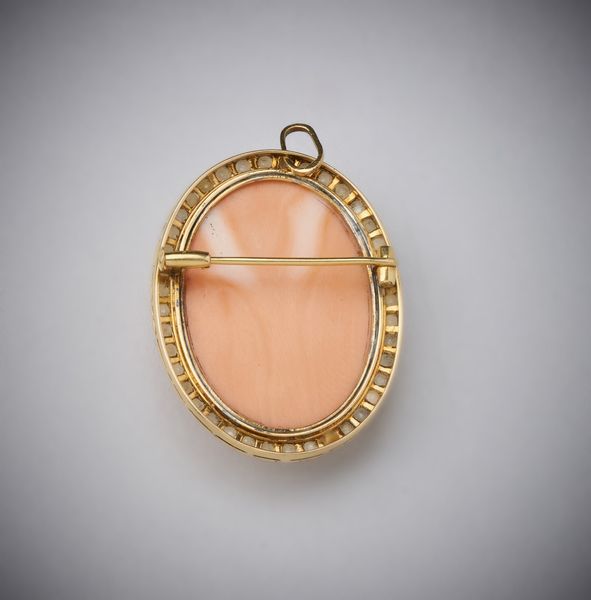 . : Spilla in oro giallo 750/ 1000  con corallo rosa inciso raffigurante Venere contornata da perline .  - Asta Asta 366 | GIOIELLI - OROLOGI - Giunonicae Online - Associazione Nazionale - Case d'Asta italiane