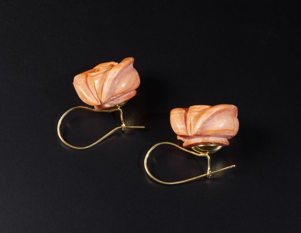 . : Orecchini con rose di corallo.  - Asta Asta 366 | GIOIELLI - OROLOGI - Giunonicae Online - Associazione Nazionale - Case d'Asta italiane