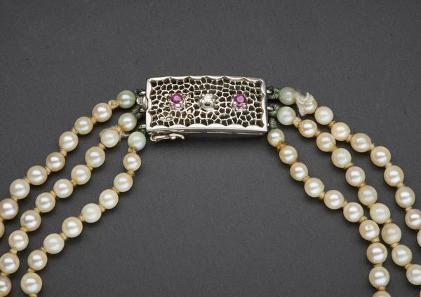Collana di perle coltivate tre fili.  - Asta Asta 366 | GIOIELLI - OROLOGI - Giunonicae Online - Associazione Nazionale - Case d'Asta italiane