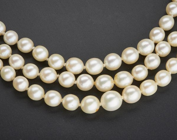 Collana di perle coltivate tre fili.  - Asta Asta 366 | GIOIELLI - OROLOGI - Giunonicae Online - Associazione Nazionale - Case d'Asta italiane