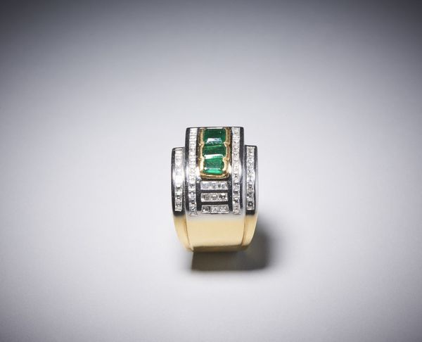 . : Anello in oro giallo ''a fascia'' con smeraldi e diamanti.  - Asta Asta 366 | GIOIELLI - OROLOGI - Giunonicae Online - Associazione Nazionale - Case d'Asta italiane