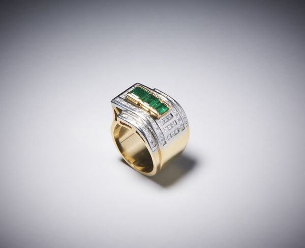 . : Anello in oro giallo ''a fascia'' con smeraldi e diamanti.  - Asta Asta 366 | GIOIELLI - OROLOGI - Giunonicae Online - Associazione Nazionale - Case d'Asta italiane