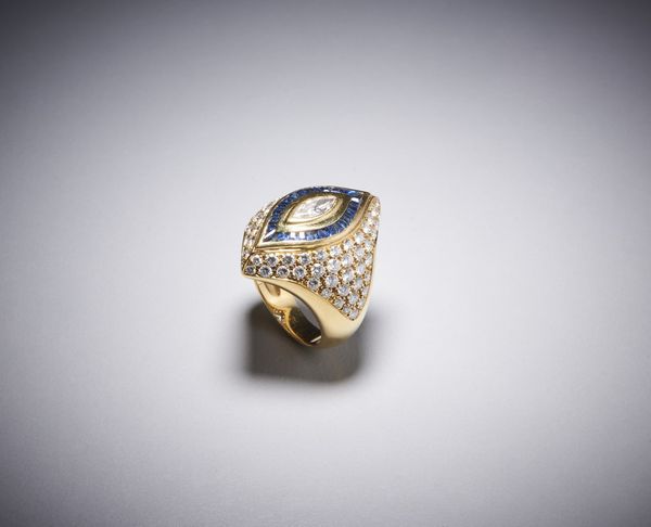 . : Delizioso anello in oro giallo 750/1000 con diamanti bianchi e zaffiri blu carr.  - Asta Asta 366 | GIOIELLI - OROLOGI - Giunonicae Online - Associazione Nazionale - Case d'Asta italiane