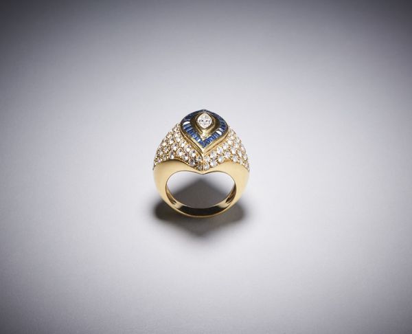 . : Delizioso anello in oro giallo 750/1000 con diamanti bianchi e zaffiri blu carr�.  - Asta Asta 366 | GIOIELLI - OROLOGI - Giunonicae Online - Associazione Nazionale - Case d'Asta italiane
