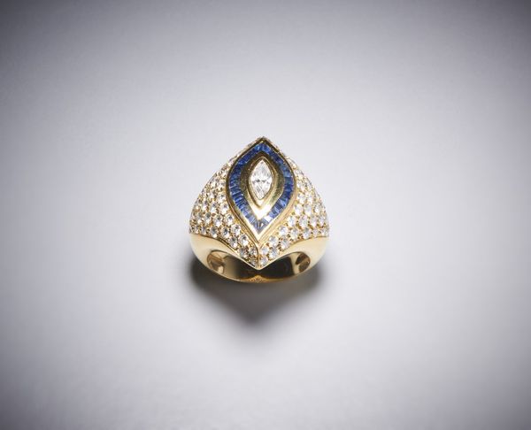 . : Delizioso anello in oro giallo 750/1000 con diamanti bianchi e zaffiri blu carr�.  - Asta Asta 366 | GIOIELLI - OROLOGI - Giunonicae Online - Associazione Nazionale - Case d'Asta italiane