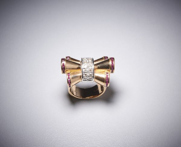 . : Anello in oro giallo ''nocca'' con piccoli rubini e diamanti.  - Asta Asta 366 | GIOIELLI - OROLOGI - Giunonicae Online - Associazione Nazionale - Case d'Asta italiane