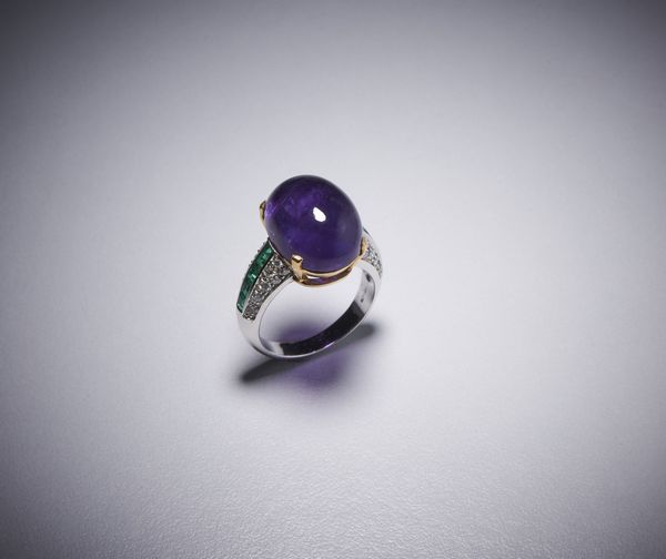 . : Anello in oro bianco con  ametista  cabochon,  piccoli diamanti e smeraldi.  - Asta Asta 366 | GIOIELLI - OROLOGI - Giunonicae Online - Associazione Nazionale - Case d'Asta italiane