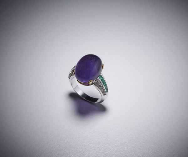 . : Anello in oro bianco con  ametista  cabochon,  piccoli diamanti e smeraldi.  - Asta Asta 366 | GIOIELLI - OROLOGI - Giunonicae Online - Associazione Nazionale - Case d'Asta italiane