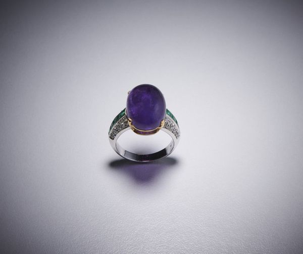 . : Anello in oro bianco con  ametista  cabochon,  piccoli diamanti e smeraldi.  - Asta Asta 366 | GIOIELLI - OROLOGI - Giunonicae Online - Associazione Nazionale - Case d'Asta italiane