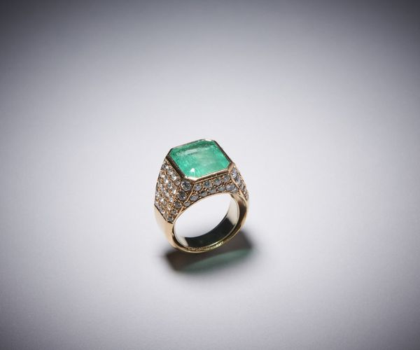 . : Anello in oro con smeraldo centrale.  - Asta Asta 366 | GIOIELLI - OROLOGI - Giunonicae Online - Associazione Nazionale - Case d'Asta italiane