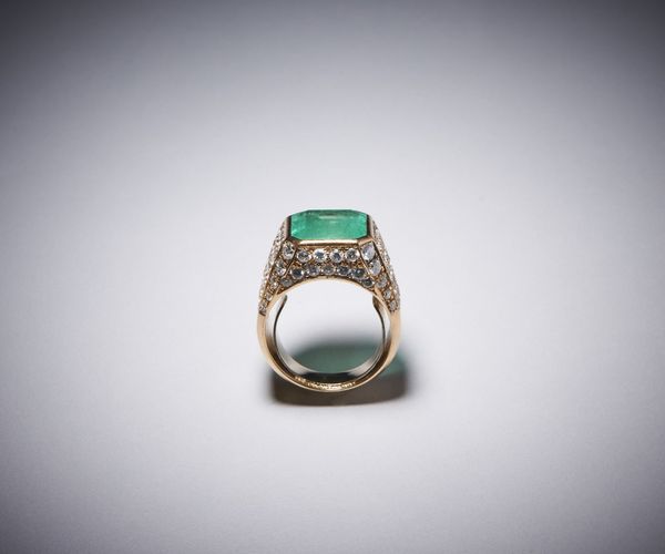 . : Anello in oro con smeraldo centrale.  - Asta Asta 366 | GIOIELLI - OROLOGI - Giunonicae Online - Associazione Nazionale - Case d'Asta italiane