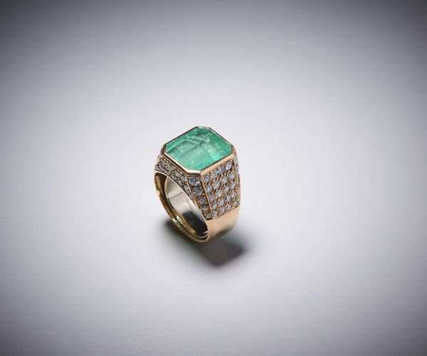 . : Anello in oro con smeraldo centrale.  - Asta Asta 366 | GIOIELLI - OROLOGI - Giunonicae Online - Associazione Nazionale - Case d'Asta italiane