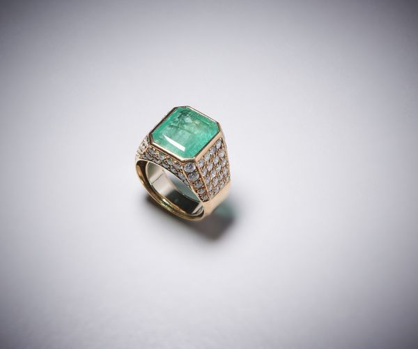 . : Anello in oro con smeraldo centrale.  - Asta Asta 366 | GIOIELLI - OROLOGI - Giunonicae Online - Associazione Nazionale - Case d'Asta italiane