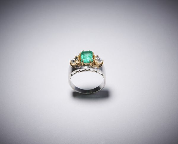 . : Anello in oro bianco con smeraldo e diamanti 18 kt con smeraldo centrale e due diamanti triangolari.  - Asta Asta 366 | GIOIELLI - OROLOGI - Giunonicae Online - Associazione Nazionale - Case d'Asta italiane