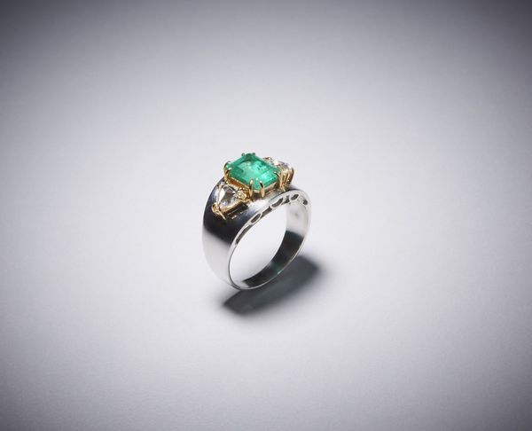 . : Anello in oro bianco con smeraldo e diamanti 18 kt con smeraldo centrale e due diamanti triangolari.  - Asta Asta 366 | GIOIELLI - OROLOGI - Giunonicae Online - Associazione Nazionale - Case d'Asta italiane