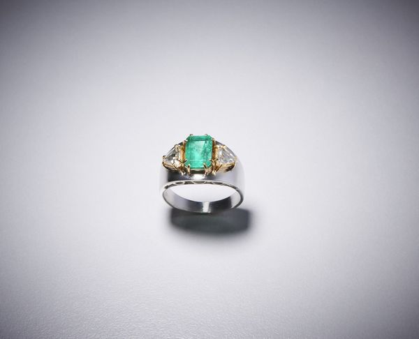. : Anello in oro bianco con smeraldo e diamanti 18 kt con smeraldo centrale e due diamanti triangolari.  - Asta Asta 366 | GIOIELLI - OROLOGI - Giunonicae Online - Associazione Nazionale - Case d'Asta italiane