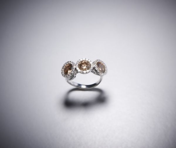 . : Anello in oro con diamanti brown e pav�  di diamanti bianchi.  - Asta Asta 366 | GIOIELLI - OROLOGI - Giunonicae Online - Associazione Nazionale - Case d'Asta italiane