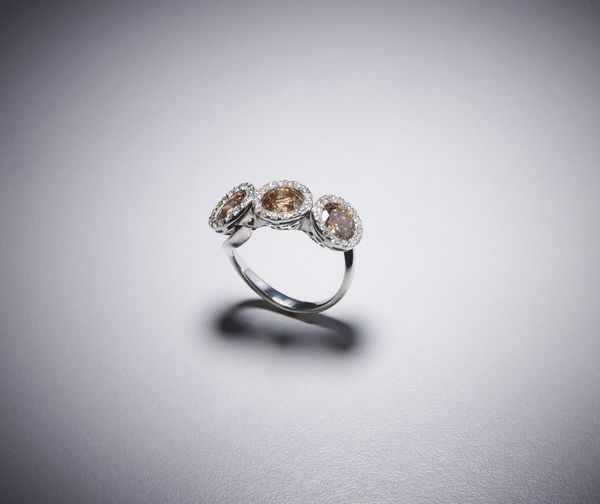 . : Anello in oro con diamanti brown e pav�  di diamanti bianchi.  - Asta Asta 366 | GIOIELLI - OROLOGI - Giunonicae Online - Associazione Nazionale - Case d'Asta italiane