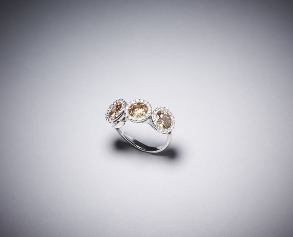 . : Anello in oro con diamanti brown e pav�  di diamanti bianchi.  - Asta Asta 366 | GIOIELLI - OROLOGI - Giunonicae Online - Associazione Nazionale - Case d'Asta italiane