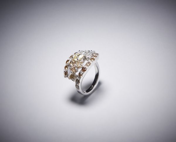 . : Anello in oro con fancy yellow.  - Asta Asta 366 | GIOIELLI - OROLOGI - Giunonicae Online - Associazione Nazionale - Case d'Asta italiane