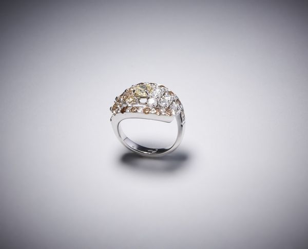 . : Anello in oro con fancy yellow.  - Asta Asta 366 | GIOIELLI - OROLOGI - Giunonicae Online - Associazione Nazionale - Case d'Asta italiane