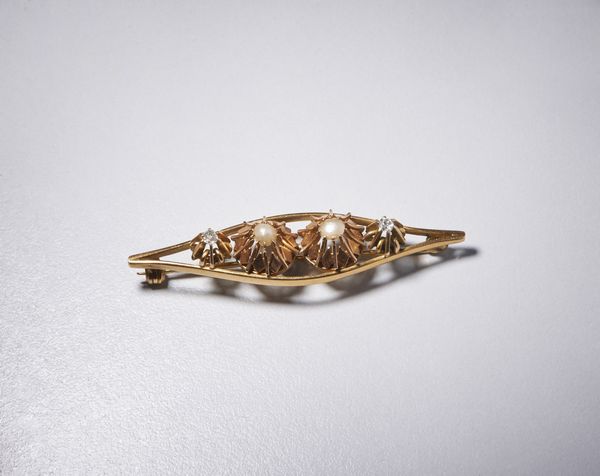 . : Spilla a losanga, con quattro fiori geometrici, in oro giallo 750/1000 con due diamanti bianchi di taglio vecchio a cuscino di 0,30 ct totali circa e due piccole perle mab�.  - Asta Asta 366 | GIOIELLI - OROLOGI - Giunonicae Online - Associazione Nazionale - Case d'Asta italiane