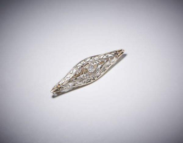 . : Spilla a losanga in oro giallo 750/1000 ed argento con diamante di taglio vecchio  centrale di 0,40 ct. circa e piccoli diamanti di taglio a rosetta di cui 4 mancanti.  - Asta Asta 366 | GIOIELLI - OROLOGI - Giunonicae Online - Associazione Nazionale - Case d'Asta italiane