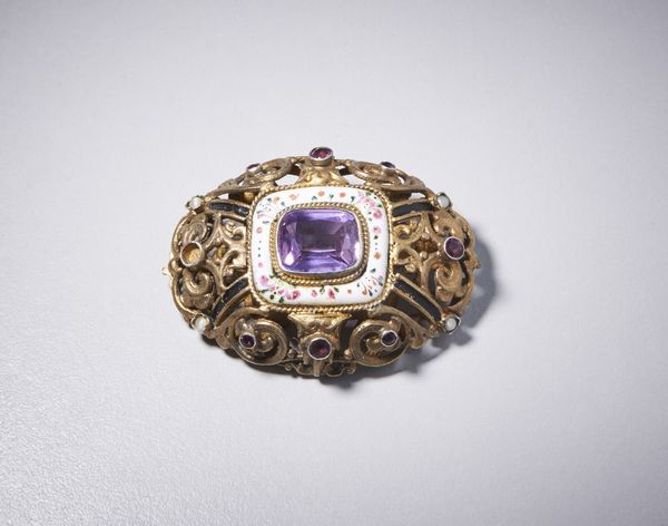 . : Spilla in argento con ametista centrale di circa 12 ct taglio a cuscino incastonata in porcellana decorata con smalti policromi e piccole ametiste.  - Asta Asta 366 | GIOIELLI - OROLOGI - Giunonicae Online - Associazione Nazionale - Case d'Asta italiane