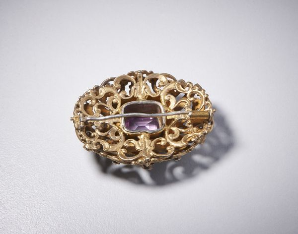 . : Spilla in argento con ametista centrale di circa 12 ct taglio a cuscino incastonata in porcellana decorata con smalti policromi e piccole ametiste.  - Asta Asta 366 | GIOIELLI - OROLOGI - Giunonicae Online - Associazione Nazionale - Case d'Asta italiane