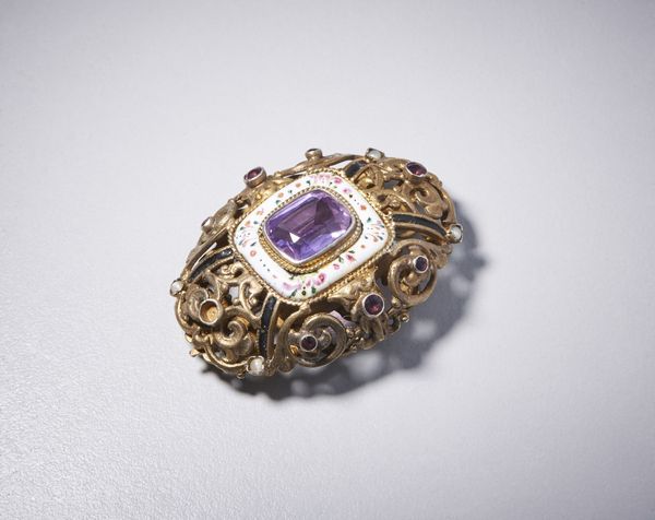 . : Spilla in argento con ametista centrale di circa 12 ct taglio a cuscino incastonata in porcellana decorata con smalti policromi e piccole ametiste.  - Asta Asta 366 | GIOIELLI - OROLOGI - Giunonicae Online - Associazione Nazionale - Case d'Asta italiane