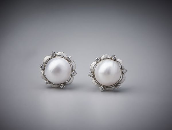 . : Orecchini artigianali in oro bianco 750/1000 con perle mab� e diamanti bianchi.  - Asta Asta 366 | GIOIELLI - OROLOGI - Giunonicae Online - Associazione Nazionale - Case d'Asta italiane