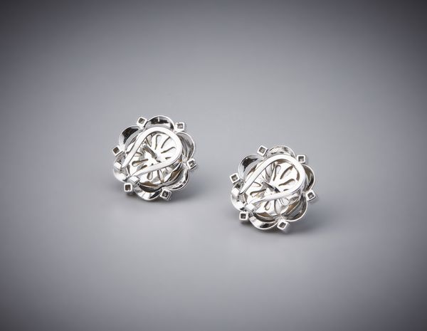 . : Orecchini artigianali in oro bianco 750/1000 con perle mab� e diamanti bianchi.  - Asta Asta 366 | GIOIELLI - OROLOGI - Giunonicae Online - Associazione Nazionale - Case d'Asta italiane