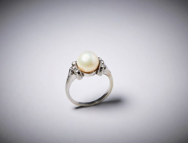 . : Anello in oro bianco 750/1000 con perla sferica e brillantini taglio huit huit di circa 0,40 ct.  - Asta Asta 366 | GIOIELLI - OROLOGI - Giunonicae Online - Associazione Nazionale - Case d'Asta italiane