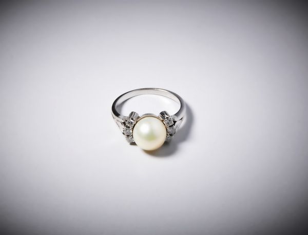 . : Anello in oro bianco 750/1000 con perla sferica e brillantini taglio huit huit di circa 0,40 ct.  - Asta Asta 366 | GIOIELLI - OROLOGI - Giunonicae Online - Associazione Nazionale - Case d'Asta italiane