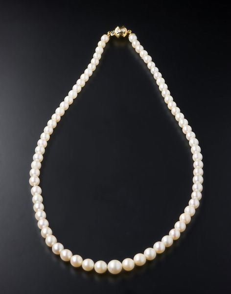 . : Filo di perle coltivate bianche sferiche di mm 7 con chiusura in oro giallo 750/1000 e piccoli diamanti.  - Asta Asta 366 | GIOIELLI - OROLOGI - Giunonicae Online - Associazione Nazionale - Case d'Asta italiane