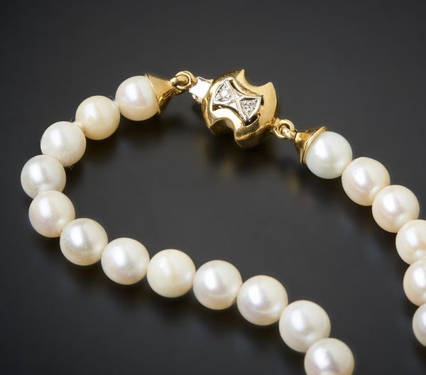 . : Filo di perle coltivate bianche sferiche di mm 7 con chiusura in oro giallo 750/1000 e piccoli diamanti.  - Asta Asta 366 | GIOIELLI - OROLOGI - Giunonicae Online - Associazione Nazionale - Case d'Asta italiane