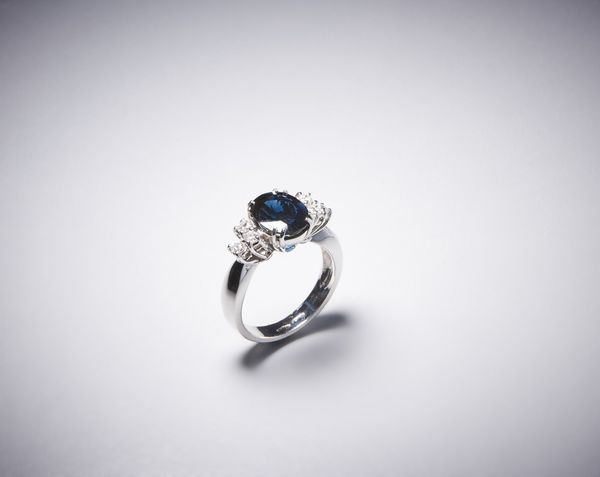 . : Elegante anello in oro bianco 750/1000 con zaffiro blu  taglio ovale di circa 4,00 ct e diamanti taglio a brillante di circa 0,40 ct.  - Asta Asta 366 | GIOIELLI - OROLOGI - Giunonicae Online - Associazione Nazionale - Case d'Asta italiane