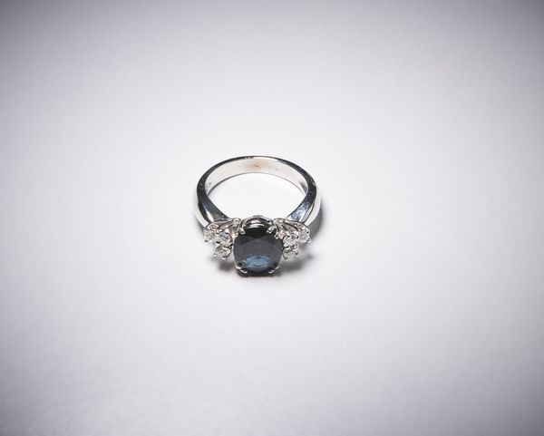 . : Elegante anello in oro bianco 750/1000 con zaffiro blu  taglio ovale di circa 4,00 ct e diamanti taglio a brillante di circa 0,40 ct.  - Asta Asta 366 | GIOIELLI - OROLOGI - Giunonicae Online - Associazione Nazionale - Case d'Asta italiane