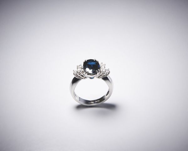 . : Elegante anello in oro bianco 750/1000 con zaffiro blu  taglio ovale di circa 4,00 ct e diamanti taglio a brillante di circa 0,40 ct.  - Asta Asta 366 | GIOIELLI - OROLOGI - Giunonicae Online - Associazione Nazionale - Case d'Asta italiane