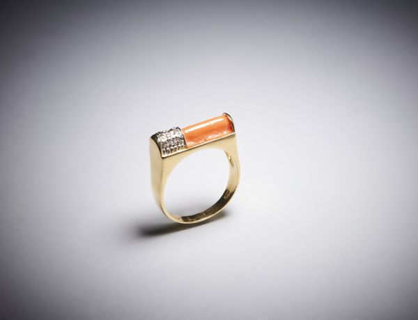 . : Anello in oro giallo 750/1000 di forma geometrica con cilindro di corallo rosa e piccolo pav di diamanti bianchi  taglio huit huit per 0,15 ct totali circa.  - Asta Asta 366 | GIOIELLI - OROLOGI - Giunonicae Online - Associazione Nazionale - Case d'Asta italiane