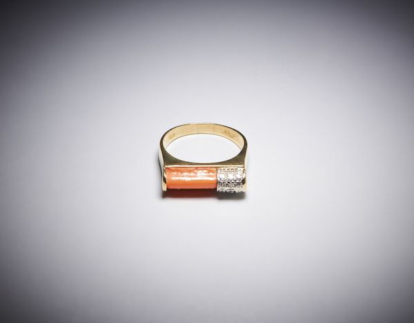 . : Anello in oro giallo 750/1000 di forma geometrica con cilindro di corallo rosa e piccolo pav di diamanti bianchi  taglio huit huit per 0,15 ct totali circa.  - Asta Asta 366 | GIOIELLI - OROLOGI - Giunonicae Online - Associazione Nazionale - Case d'Asta italiane