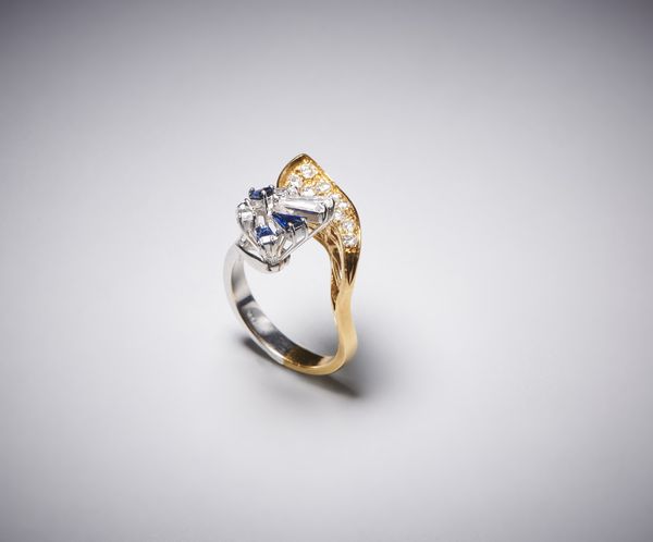 . : Anello bicolore oro giallo e bianco 750/1000 contrari� con diamanti taglio a brillante e zaffiri blu.  - Asta Asta 366 | GIOIELLI - OROLOGI - Giunonicae Online - Associazione Nazionale - Case d'Asta italiane