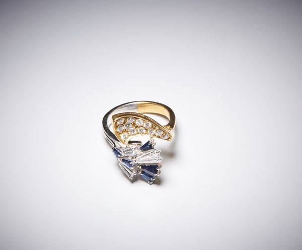 . : Anello bicolore oro giallo e bianco 750/1000 contrari� con diamanti taglio a brillante e zaffiri blu.  - Asta Asta 366 | GIOIELLI - OROLOGI - Giunonicae Online - Associazione Nazionale - Case d'Asta italiane