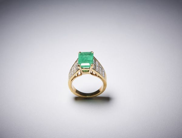 . : Anello a trombino artigianale in oro giallo 750/1000 con diamanti bianchi taglio carr� di 1,70 ct circa e smeraldo centrale probabile colombiano  di 3,00 ct circa.  - Asta Asta 366 | GIOIELLI - OROLOGI - Giunonicae Online - Associazione Nazionale - Case d'Asta italiane