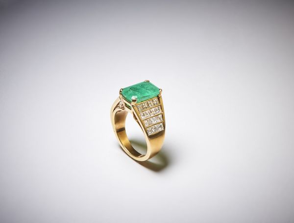 . : Anello a trombino artigianale in oro giallo 750/1000 con diamanti bianchi taglio carr� di 1,70 ct circa e smeraldo centrale probabile colombiano  di 3,00 ct circa.  - Asta Asta 366 | GIOIELLI - OROLOGI - Giunonicae Online - Associazione Nazionale - Case d'Asta italiane