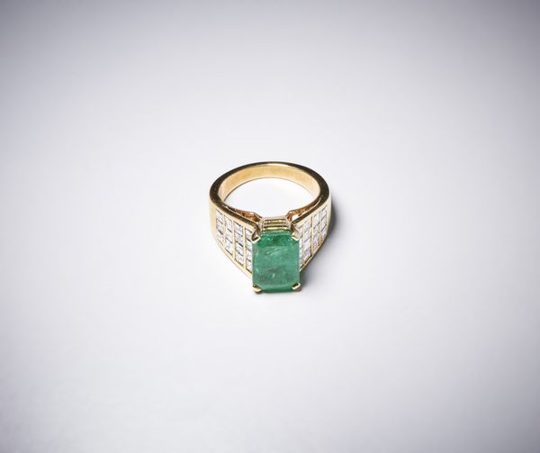 . : Anello a trombino artigianale in oro giallo 750/1000 con diamanti bianchi taglio carr� di 1,70 ct circa e smeraldo centrale probabile colombiano  di 3,00 ct circa.  - Asta Asta 366 | GIOIELLI - OROLOGI - Giunonicae Online - Associazione Nazionale - Case d'Asta italiane