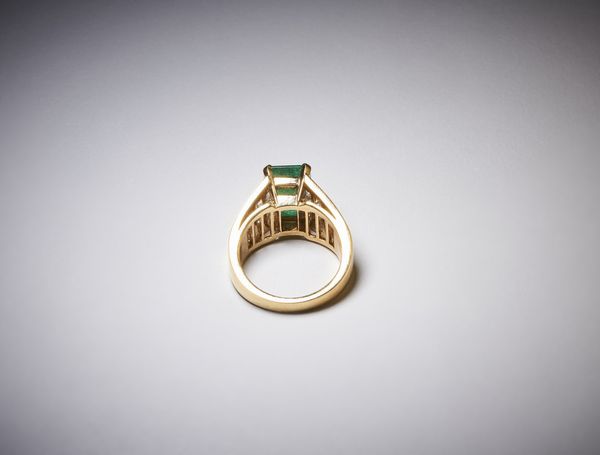 . : Anello a trombino artigianale in oro giallo 750/1000 con diamanti bianchi taglio carr� di 1,70 ct circa e smeraldo centrale probabile colombiano  di 3,00 ct circa.  - Asta Asta 366 | GIOIELLI - OROLOGI - Giunonicae Online - Associazione Nazionale - Case d'Asta italiane