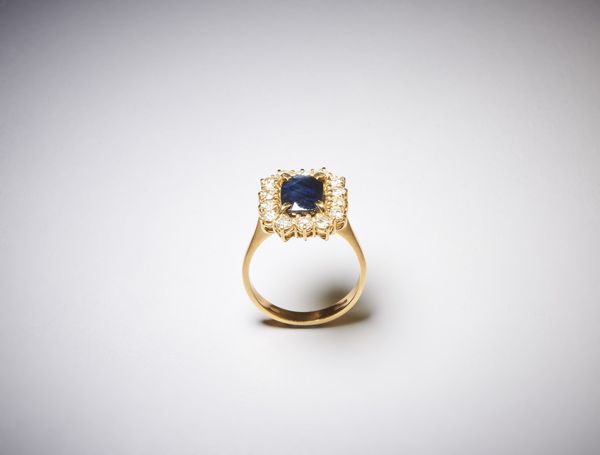 . : Anello in oro giallo 750/1000 con contorno di diamanti tondi taglio a brillante di 1,00 ct circa H/I vs  e zaffiro blu  centrale taglio a cuscino di 3,00 ct circa.  - Asta Asta 366 | GIOIELLI - OROLOGI - Giunonicae Online - Associazione Nazionale - Case d'Asta italiane